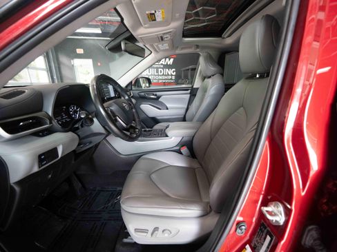 Used 2020 Toyota Highlander XLE AWD/4WD image 9
