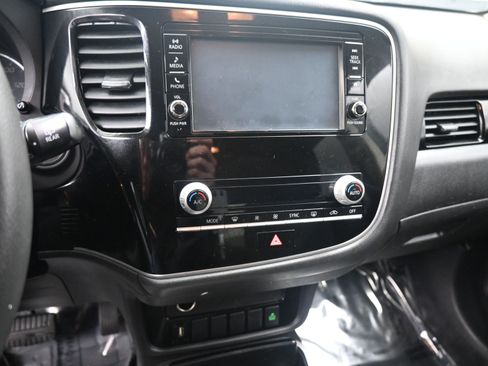 Used 2020 Mitsubishi Outlander ES image 15