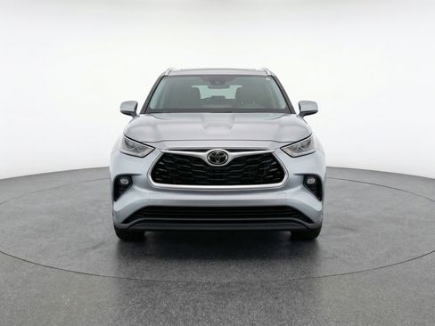 Used 2025 Toyota Highlander XSE AWD/4WD image 2