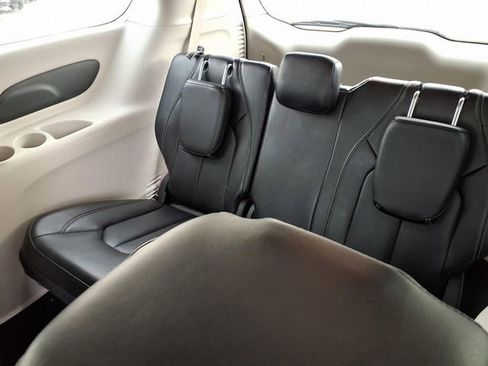 Used 2024 Chrysler Pacifica Touring-L image 16