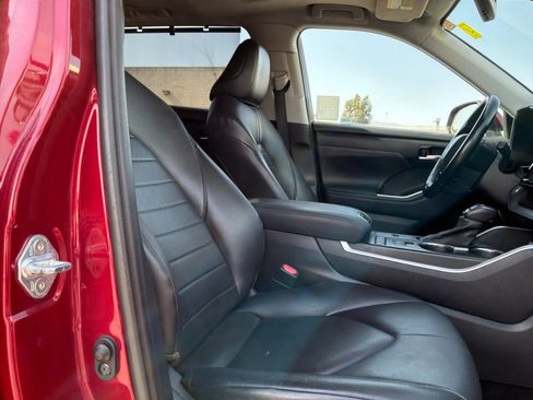 Used 2021 Toyota Highlander XLE FWD image 21
