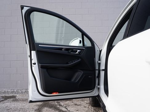 Certified 2025 Porsche Macan image 15