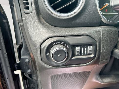 Used 2019 Jeep Wrangler Unlimited Sahara w/ Uconnect 4C Nav & Sound Group AWD/4WD image 21