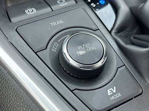 Used 2024 Toyota RAV4 SE image 32