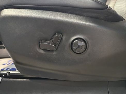 Used 2024 Chrysler Pacifica Touring-L image 26