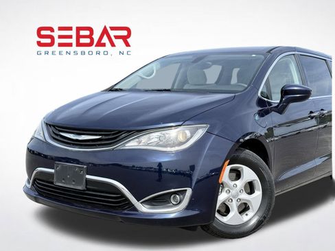 Used 2018 Chrysler Pacifica Touring Plus FWD image 2