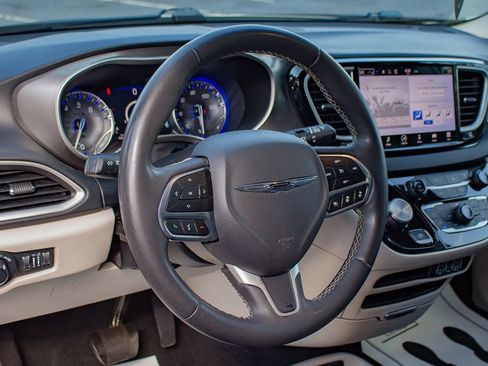Used 2023 Chrysler Pacifica Touring-L FWD image 21