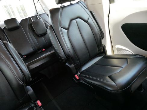 Used 2023 Chrysler Pacifica Touring-L AWD/4WD image 14