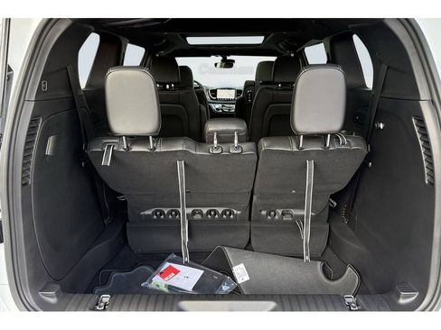 New 2026 Chrysler Pacifica Select image 9