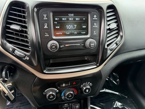 Used 2018 Jeep Cherokee Latitude image 22