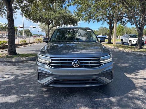 Used 2022 Volkswagen Tiguan SE w/ Panoramic Sunroof Package FWD image 5