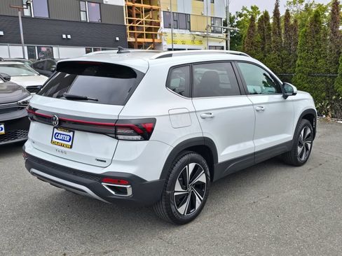 Used 2025 Volkswagen Taos SE AWD/4WD image 3