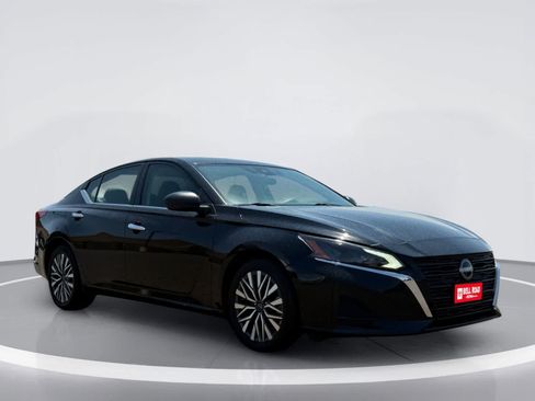 Used 2024 Nissan Altima 2.5 SV FWD image 5