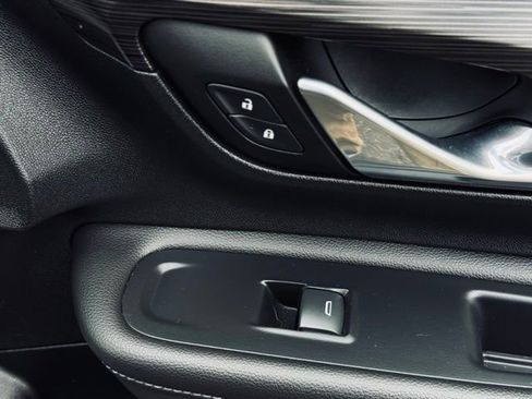 Used 2023 GMC Terrain SLT image 18