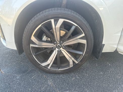 Certified 2023 Volvo XC60 B5 Ultimate w/ Protection Package Premier image 31