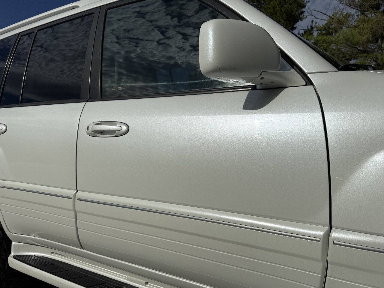 Used 2005 Lexus LX 470 4WD w/ Preferred Accessory Pkg image 27