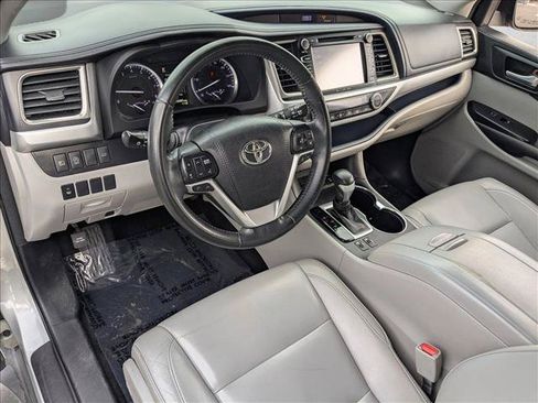 Used 2018 Toyota Highlander XLE AWD/4WD image 10