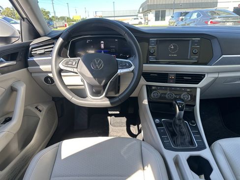 Used 2024 Volkswagen Jetta SE w/ Panoramic Sunroof Package FWD image 10