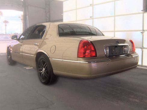 Used 2004 Lincoln Town Car Signature RWD image 6