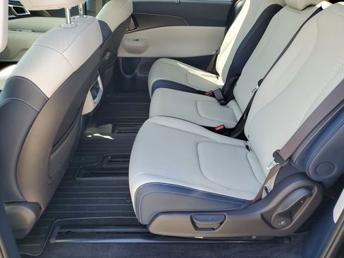 Used 2025 Kia Carnival SX Prestige image 22