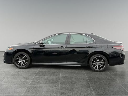 Used 2022 Toyota Camry SE image 2