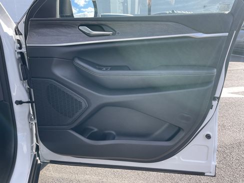 Certified 2023 Jeep Grand Cherokee Limited image 10