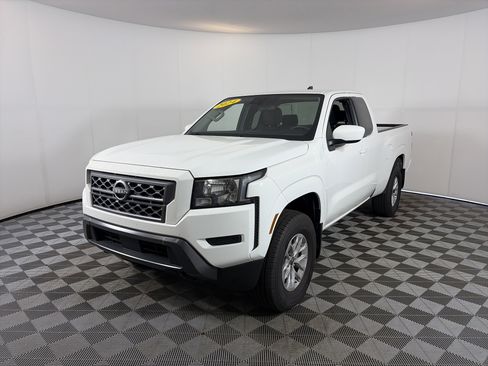 Used 2024 Nissan Frontier SV w/ Technology Package image 2