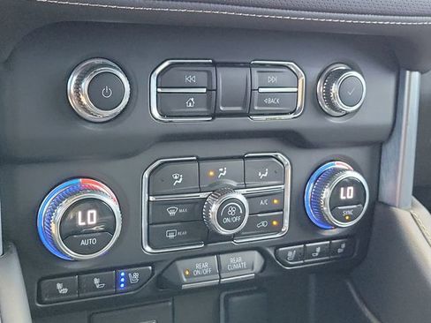 Certified 2023 GMC Yukon SLT w/ SLT Luxury Package AWD/4WD image 37