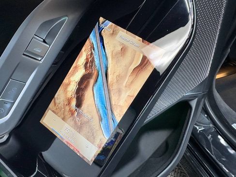 Used 2025 BMW 740i w/ Premium Package image 31