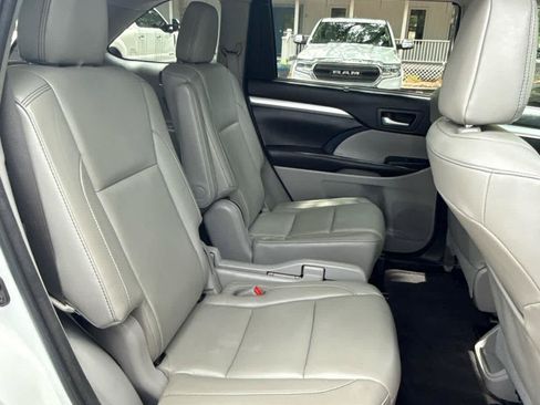 Used 2018 Toyota Highlander XLE FWD image 14