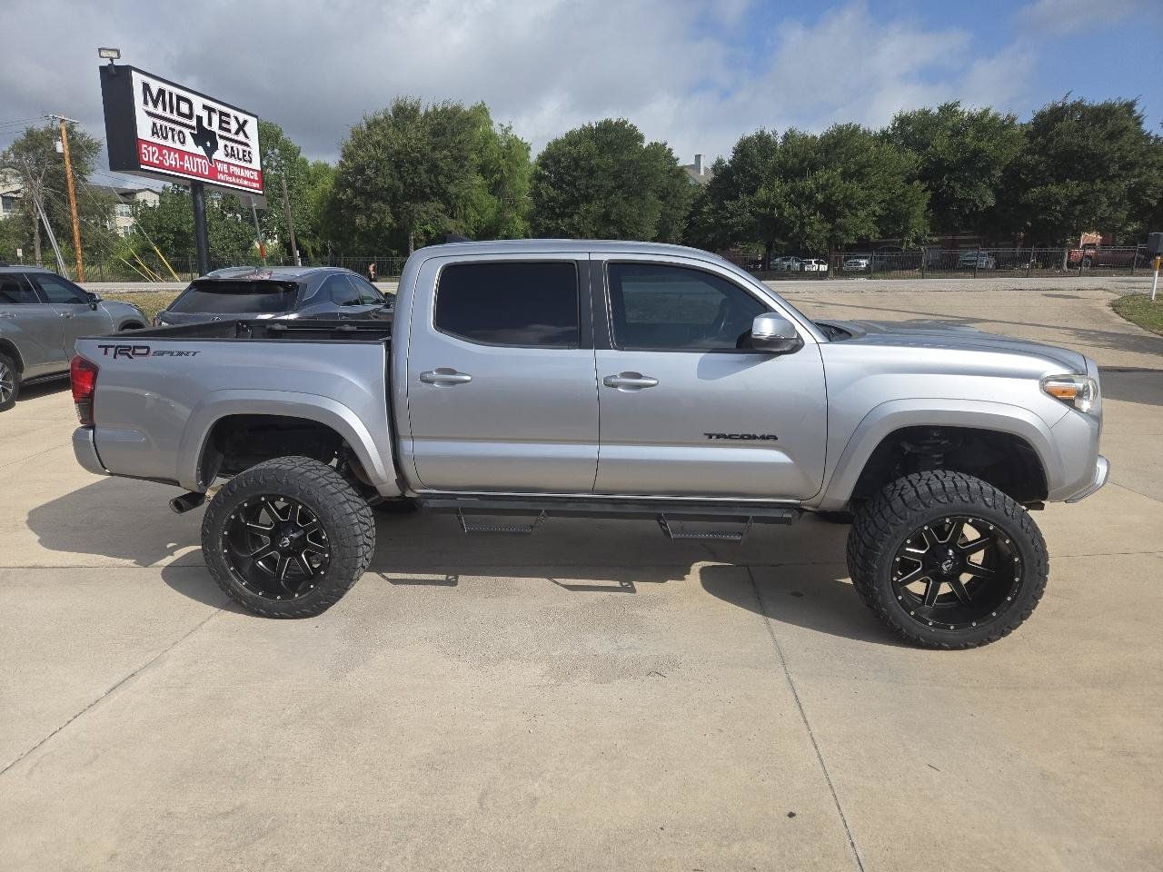 Used 2018 Toyota Tacoma TRD Sport w/ Technology Package RWD image 5