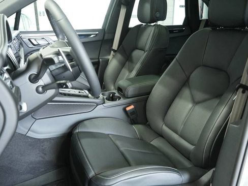Certified 2025 Porsche Macan AWD/4WD image 5