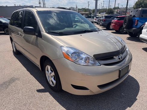 Used 2010 Toyota Sienna CE FWD image 7