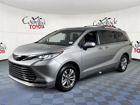 Used 2025 Toyota Sienna Limited image 4