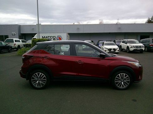 Used 2024 Nissan Kicks SV image 6