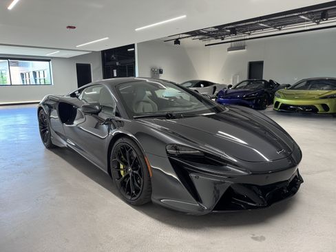 Used 2023 McLaren Artura RWD image 6