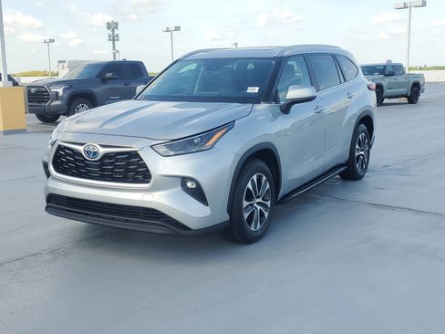 Used 2023 Toyota Highlander XLE FWD image 7