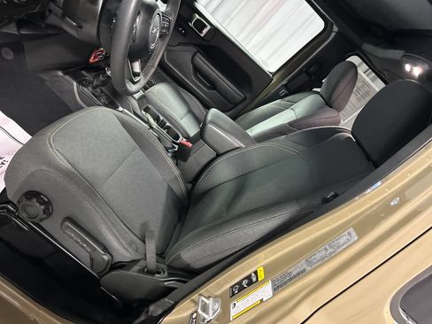 Used 2025 Jeep Gladiator Sport AWD/4WD image 12
