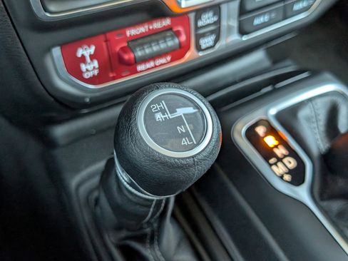 Used 2025 Jeep Gladiator Rubicon AWD/4WD image 19