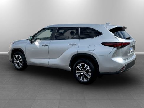 Used 2024 Toyota Highlander XLE AWD/4WD image 5