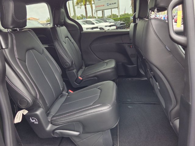 New 2027 Chrysler Pacifica Select FWD image 18