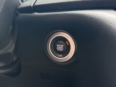 Used 2025 Chrysler Pacifica Select image 15