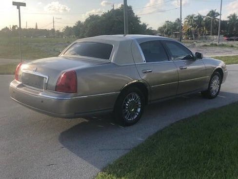 Used 2003 Lincoln Town Car Executive image 4