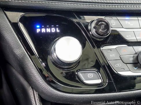 Used 2025 Chrysler Pacifica Limited image 20