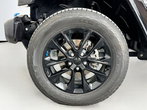 Used 2023 Jeep Wrangler Unlimited Sahara AWD/4WD image 11