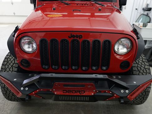 Used 2014 Jeep Wrangler Unlimited Sahara w/ Connectivity Group AWD/4WD image 4