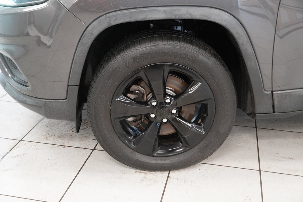 Used 2019 Jeep Cherokee Latitude Plus AWD/4WD image 16