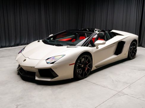 Used 2015 Lamborghini Aventador LP 700-4 image 2