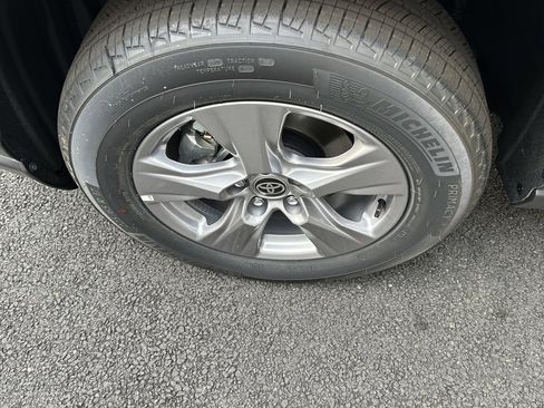 Used 2025 Toyota RAV4 XLE image 19