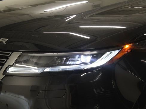 Used 2025 Land Rover Range Rover Sport SE image 9